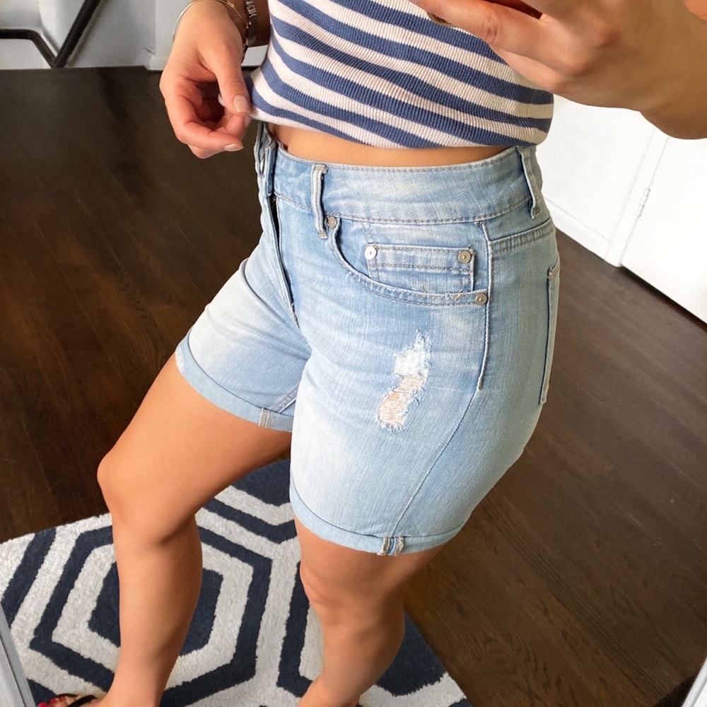 💙 LIGHT BLUE ROLL UP DISTRESSED SHORTS! - Picture 2 of 10